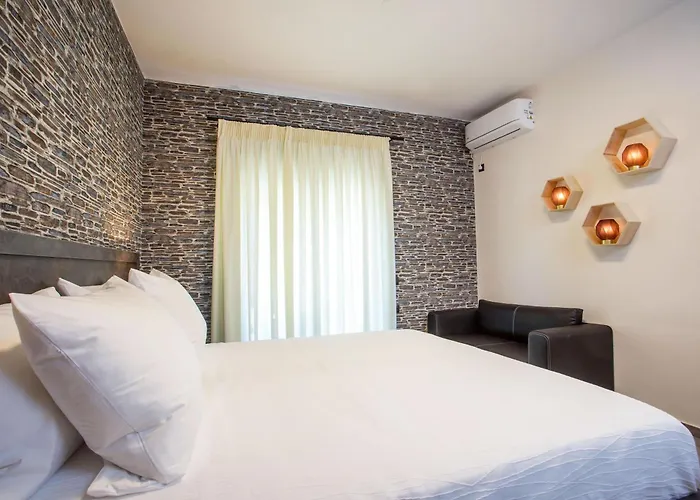 Oleana Di Castello *